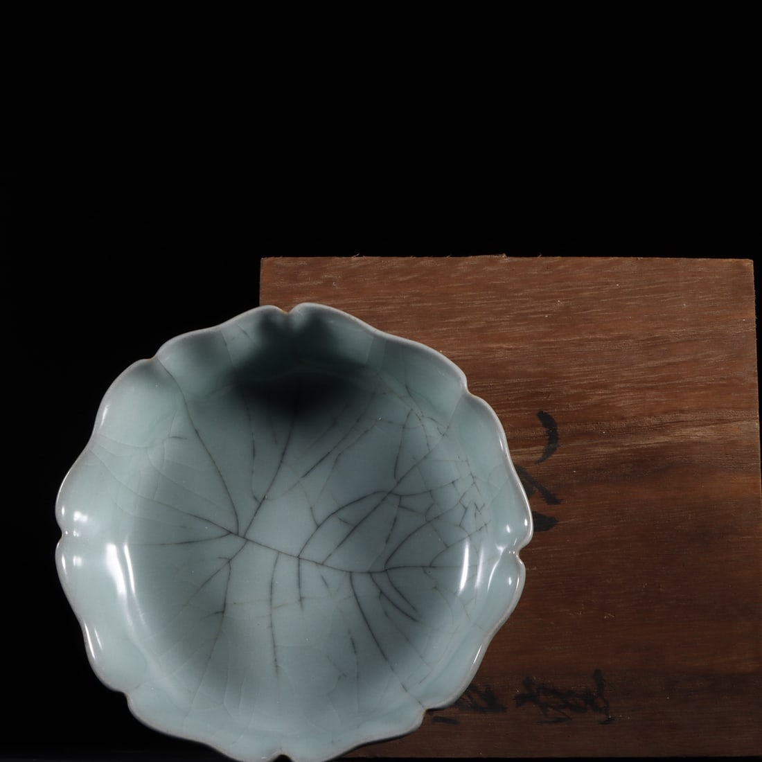 An Exquisite Guan yao Celadon Glazed Brush Washer: An Exquisite Guan yao Celadon Glazed Brush Washer Song Dynasty, China Size:1.7inx6in官窑粉青釉“玉津园款”花口洗