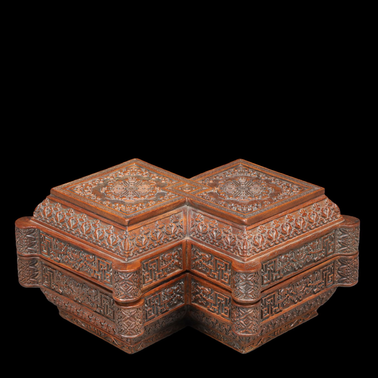 A Exquisite Boxwood Lotus Pattern Box: A Exquisite Boxwood Lotus Pattern Box Qing Dynasty, China Size:11.6inx7.5inx5.1in Weight:1050g黄杨木缠枝莲纹盒 中国清代 Size:29.