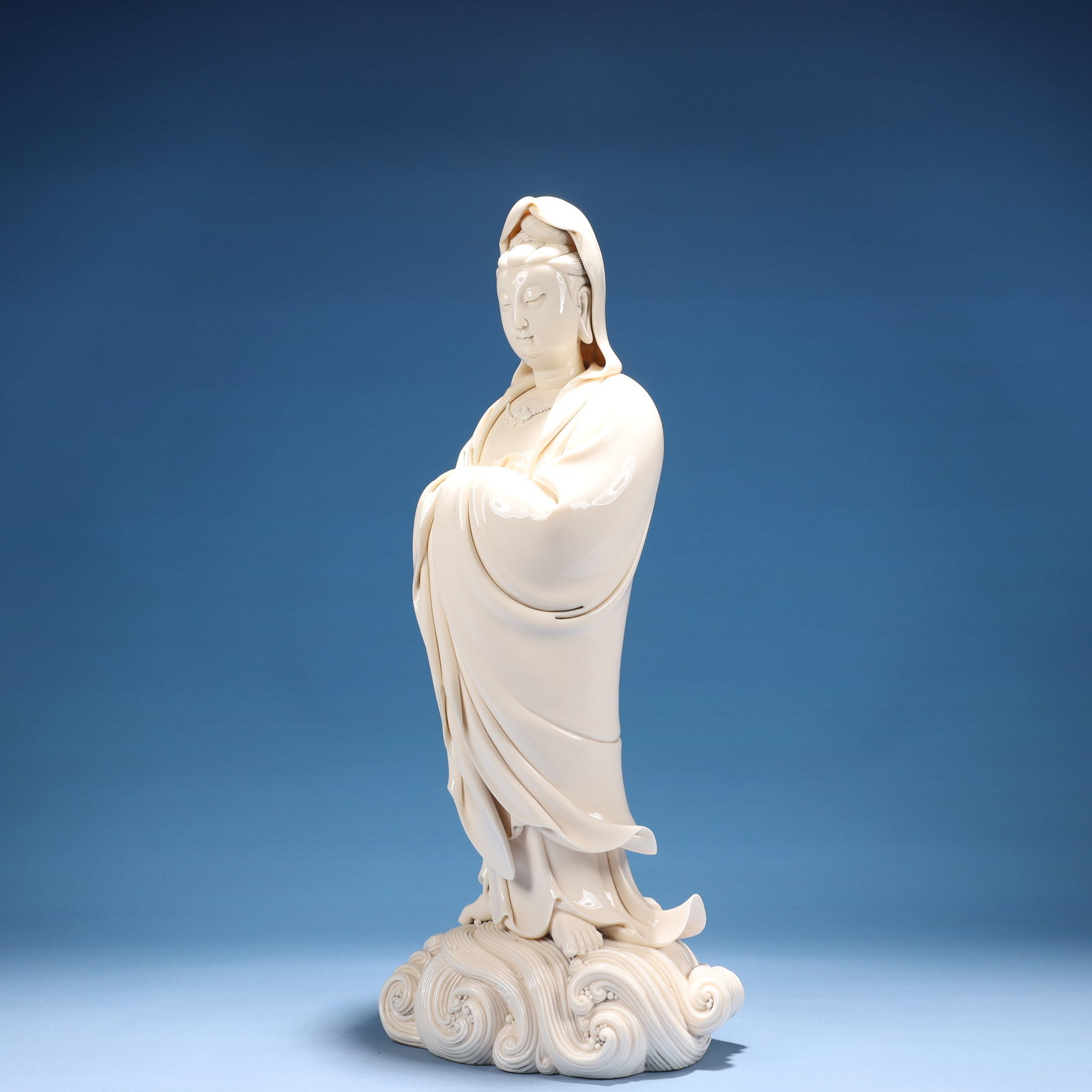 A Solemn Blance-De-Chine Statue of Avalokitesvara: A Solemn Blance-De-Chine Statue of Avalokitesvara,Ming Dynasty,China,Size:8.7inx6.7inx20.9in,Weight:6450g 德化瓷观音像,中国明代