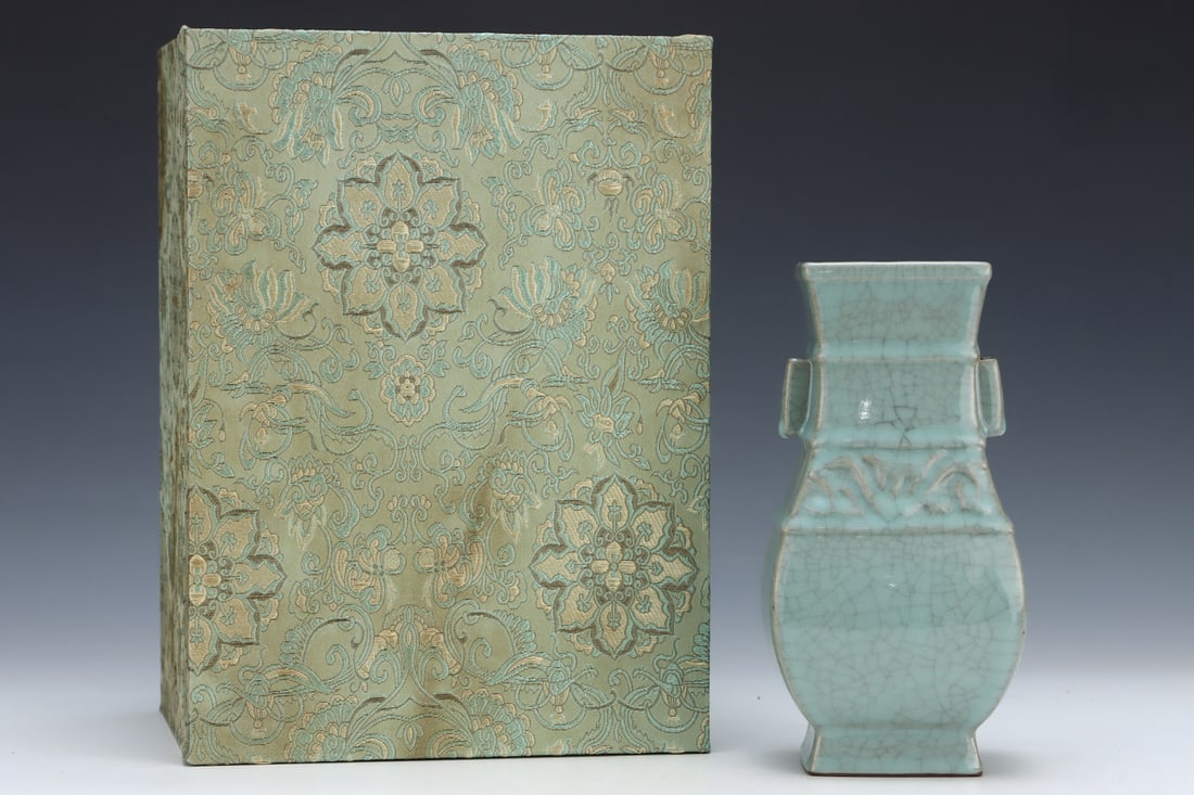 An Exquisite Guan yao Double-Ears Vase,with an Imperial Poem by Emperor Qianlong (1 of 8)