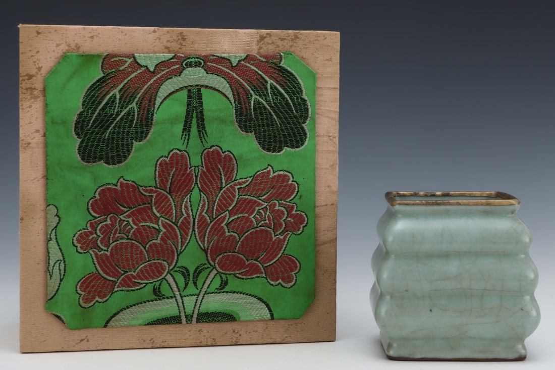 An Exquisite Guan yao Pot,with an Imperial Poem by Emperor Qianlong (1 of 8)