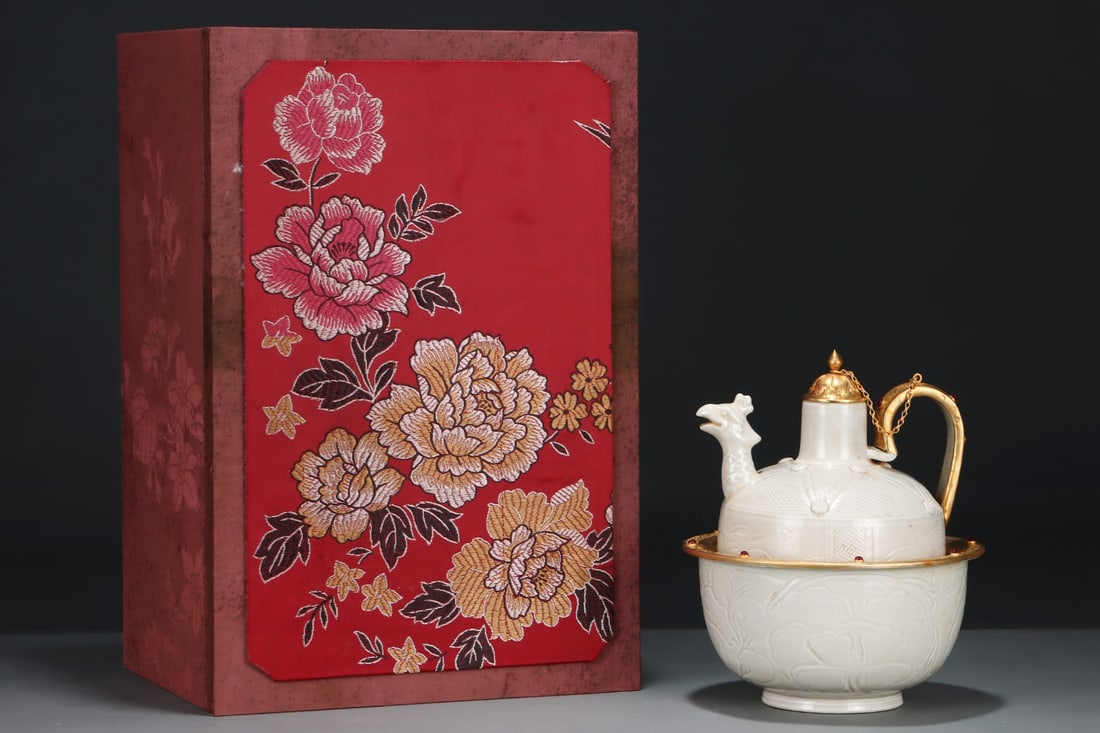 An Exquisite Ding yao Cover with Gold Phoenix Pattern Food Vessel: An Exquisite Ding yao Cover with Gold Phoenix Pattern Food Vessel,Song Dynasty,China,Size:8.9inx7.5in 定窑包金凤纹温酒器,中国宋&