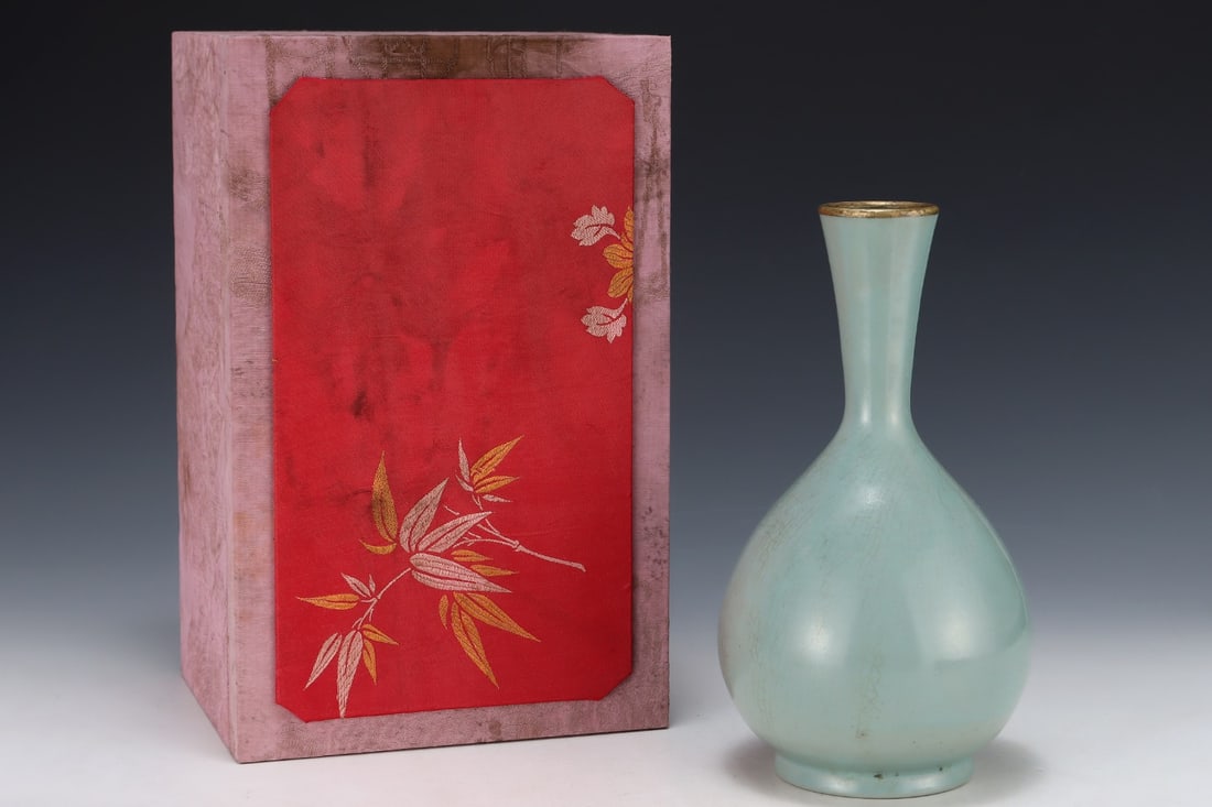 An Exquisite Ru yao Vase,with an Imperial Poem by Emperor Qianlong: An Exquisite Ru yao Vase,with an Imperial Poem by Emperor Qianlong,Song Dynasty,China,Size:10.8inx5.9in 汝窑瓶,带乾隆御题诗,中国ध