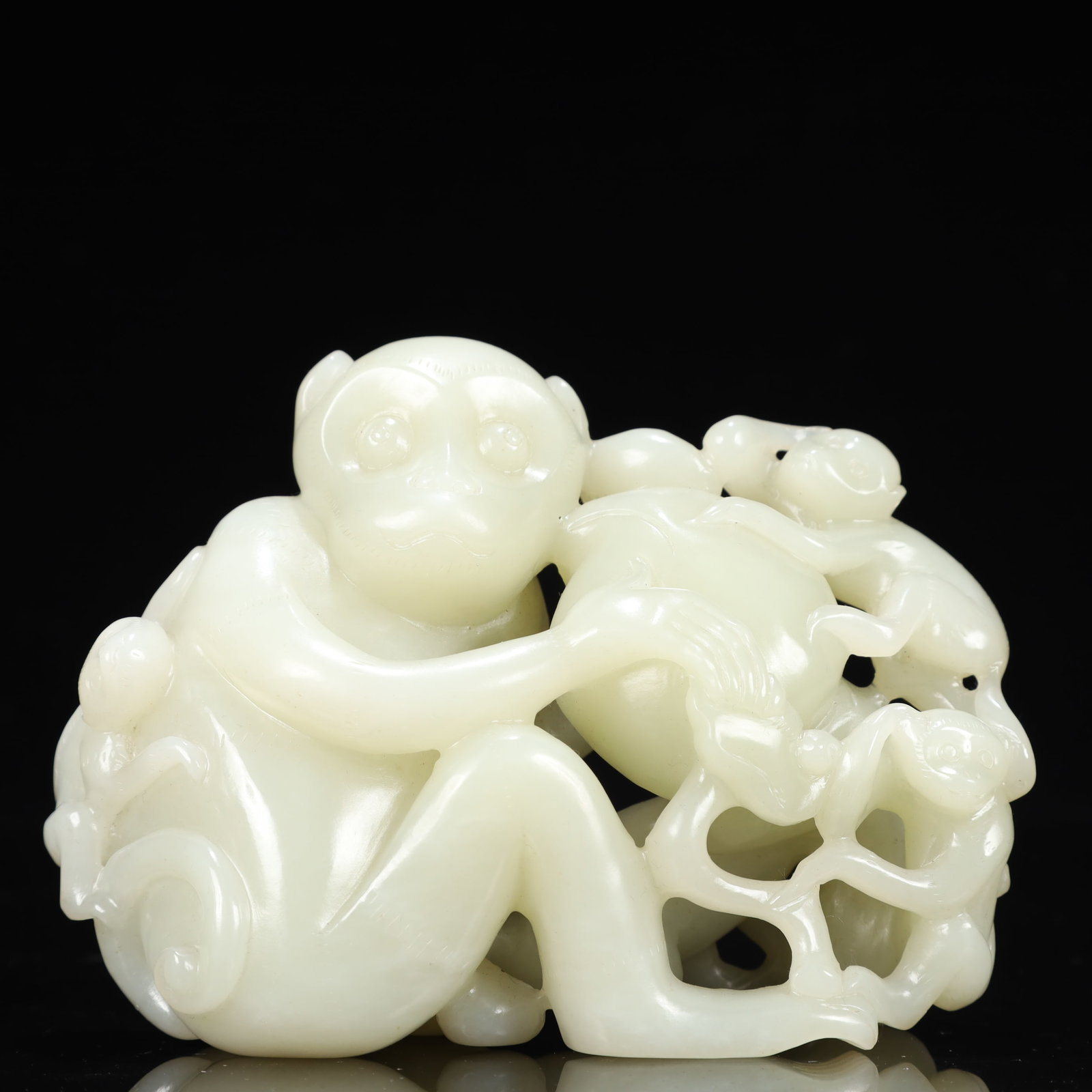 An Exquisite White Jade Monkey Ornament: An Exquisite White Jade Monkey Ornament,Qing Dynasty, China,Size:5.1inx2.2inx3.9in,Weight:950g 白玉猴子摆件,中国清代