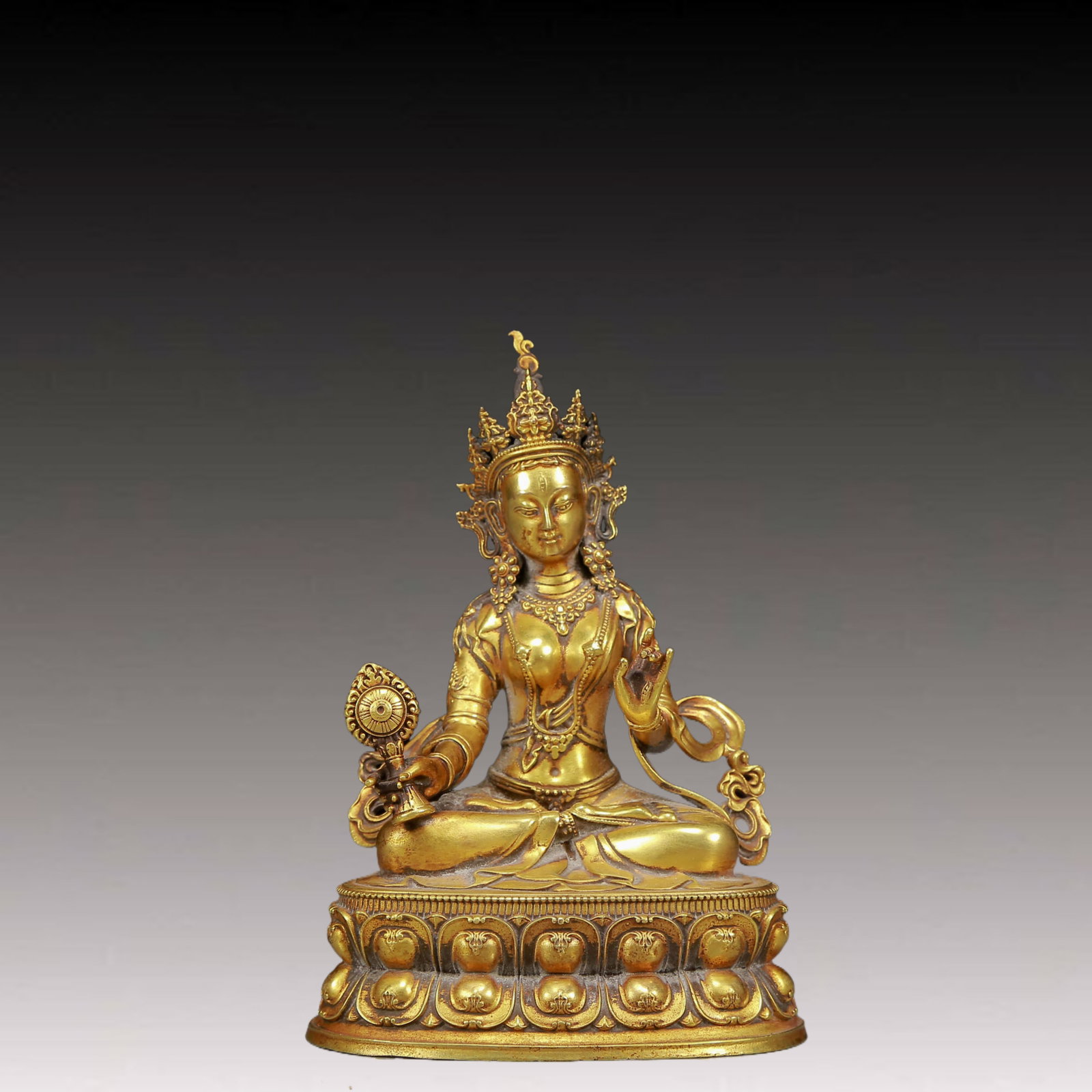 A Solemn Gilt Bronze Statue of Avalokitesvara: A Solemn Gilt Bronze Statue of Avalokitesvara,Ming Dynasty, China,Size:4.1inx3.1inx6.1in,Weight:1555g 铜鎏金观音像，明代
