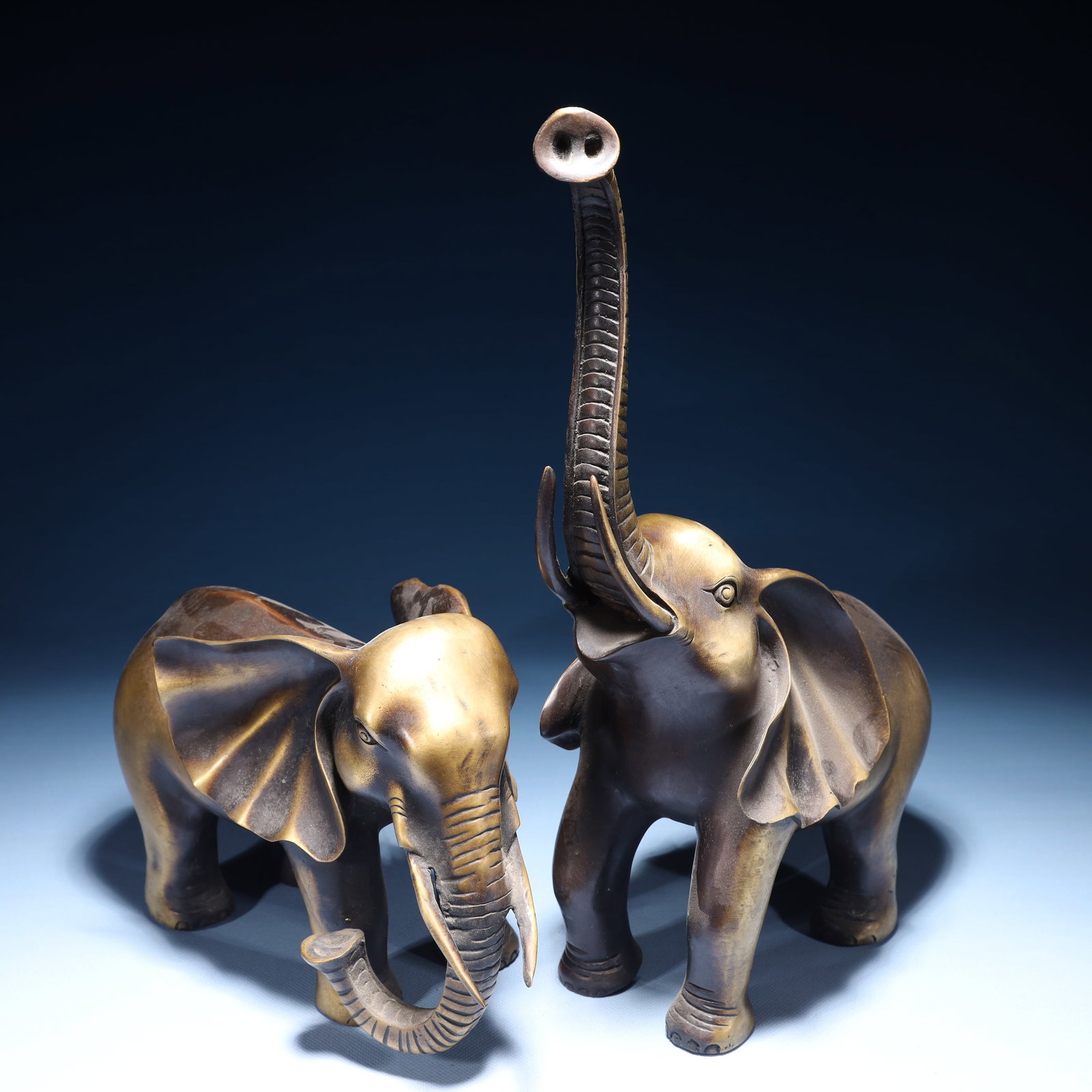 A Pair of Exquisite Bronze Elephant Ornaments: A Pair of Exquisite Bronze Elephant Ornaments,Qing Dynasty,China,Size:8.3inx4.7inx13.8in,Weight:5550g 一对铜象摆件,中国清代