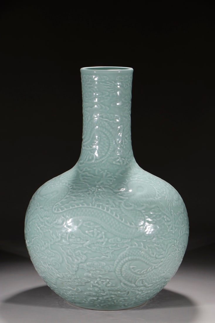 A Huge Celadon Glazed Auspicious Cloud and Dragon Pattern Vase (1 of 9)