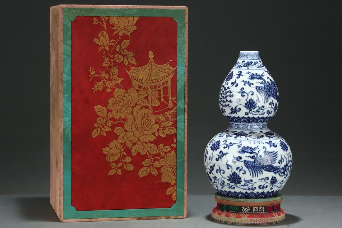 An Exquisite Blue and White Lotus and Phoenix Pattern Gourd-Shaped Vase: An Exquisite Blue and White Lotus and Phoenix Pattern Gourd-Shaped Vase,Ming Dynasty,China,Xuande Six-character Mark,Size:11.4inx6.9in 青花缠枝莲凤纹葫&
