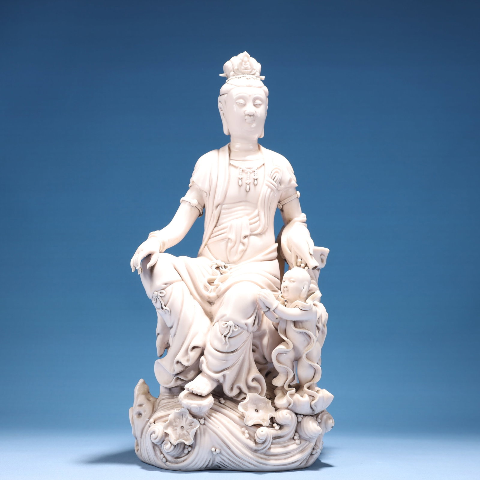 A Solemn Blance-De-Chine Statue of Avalokitesvara: A Solemn Blance-De-Chine Statue of Avalokitesvara,Ming Dynasty,China,Size:8.7inx6.7inx18.5in,Weight:4850g 德化瓷观音像,中国明代
