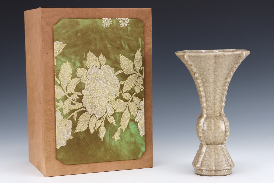 An Exquisite Ge yao Vase: An Exquisite Ge yao Vase,Song Dynasty,China,With Mark,Size:9.4inx5.5in 哥窑瓶,中国宋代,带款