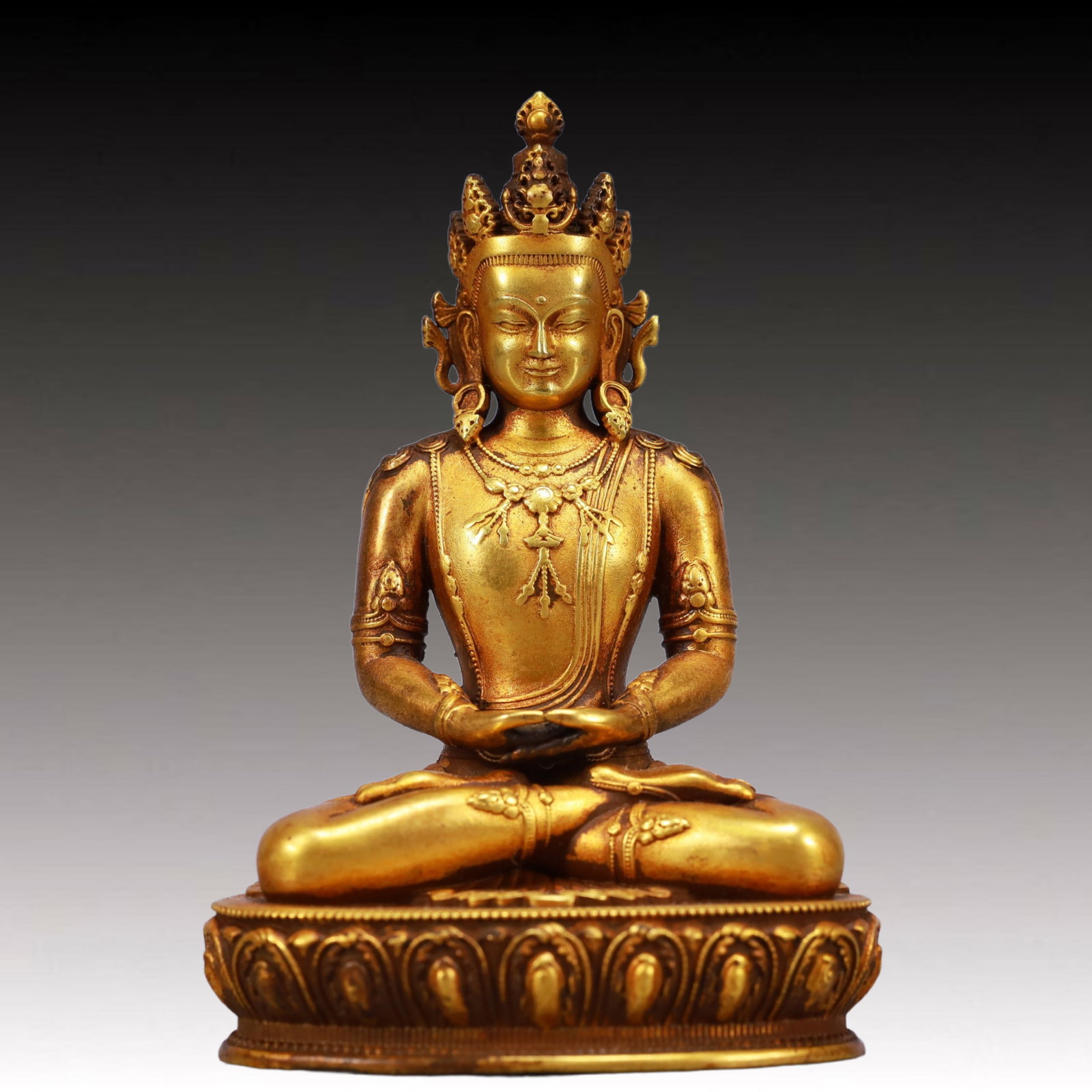 A Solemn Gilt Bronze Statue of Avalokitesvara: A Solemn Gilt Bronze Statue of Avalokitesvara,Ming Dynasty, China,Yongle Six-character Mark,Size:2.8inx2inx3.9in,Weight:451g 铜鎏金观音像,中国明&#