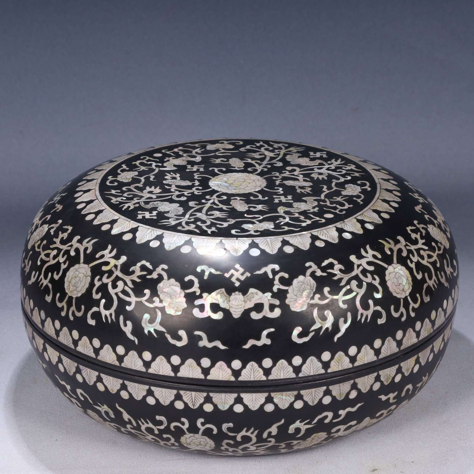 A Rare Black Lacquer Inlaid Mother-of-pearl-inlay Flower and Bats Pattern Cover Box: A Rare Black Lacquer Inlaid Mother-of-pearl-inlay Flower and Bats Pattern Cover Box,Qing Dynasty, China,Qianlong Four-character Mark,Size:11.8inx5.9in,Weight:1450g 黑漆嵌螺&