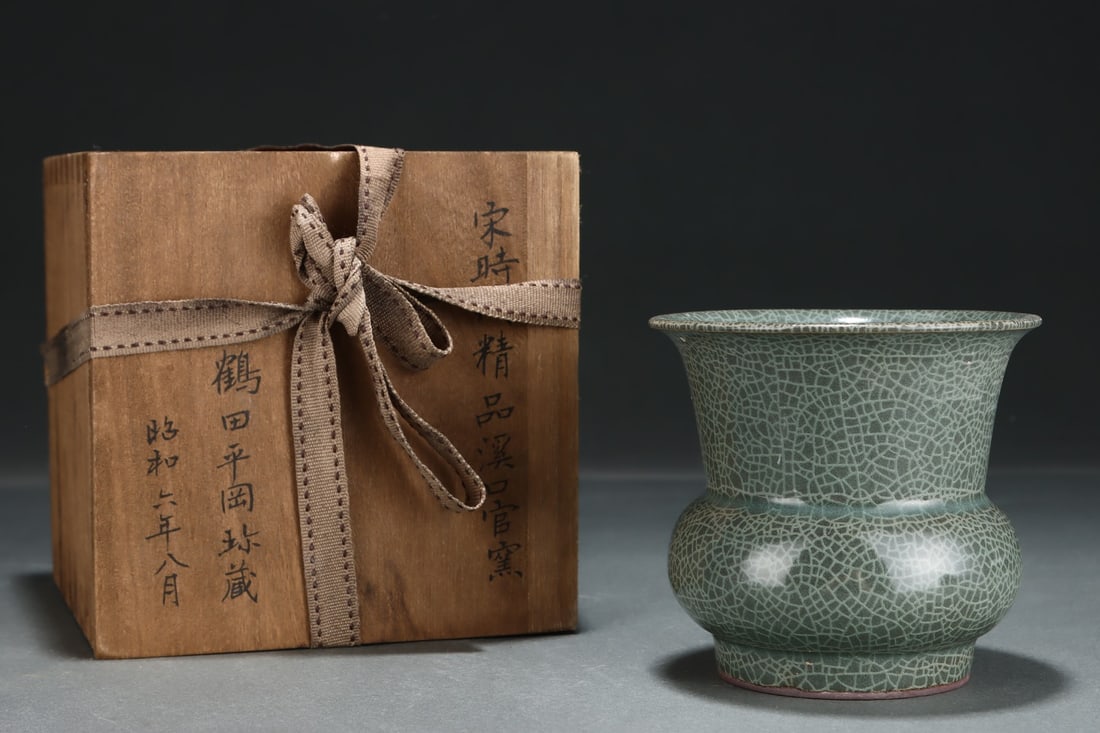 An Exquisite Guan yao Jar: An Exquisite Guan yao Jar,Song Dynasty,China,Size:4.1inx4.3in 官窑罐,中国宋代