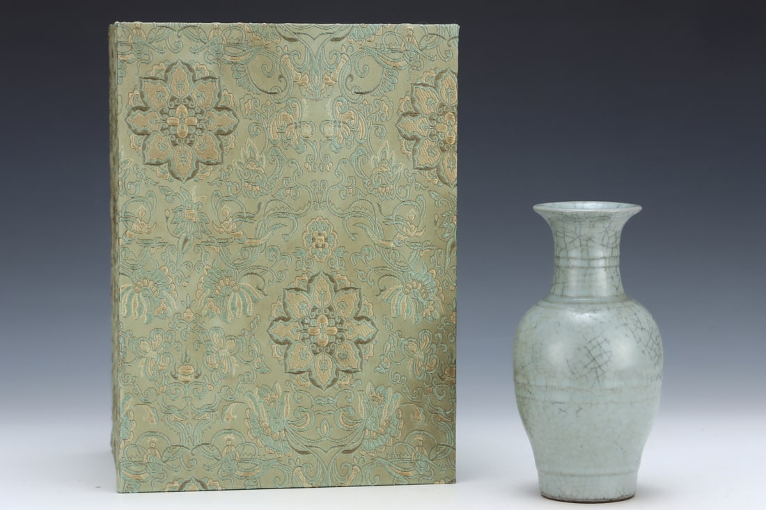 An Exquisite Guan yao Celadon Glazed Vase,with an Imperial Poem by Emperor Qianlong (1 of 8)