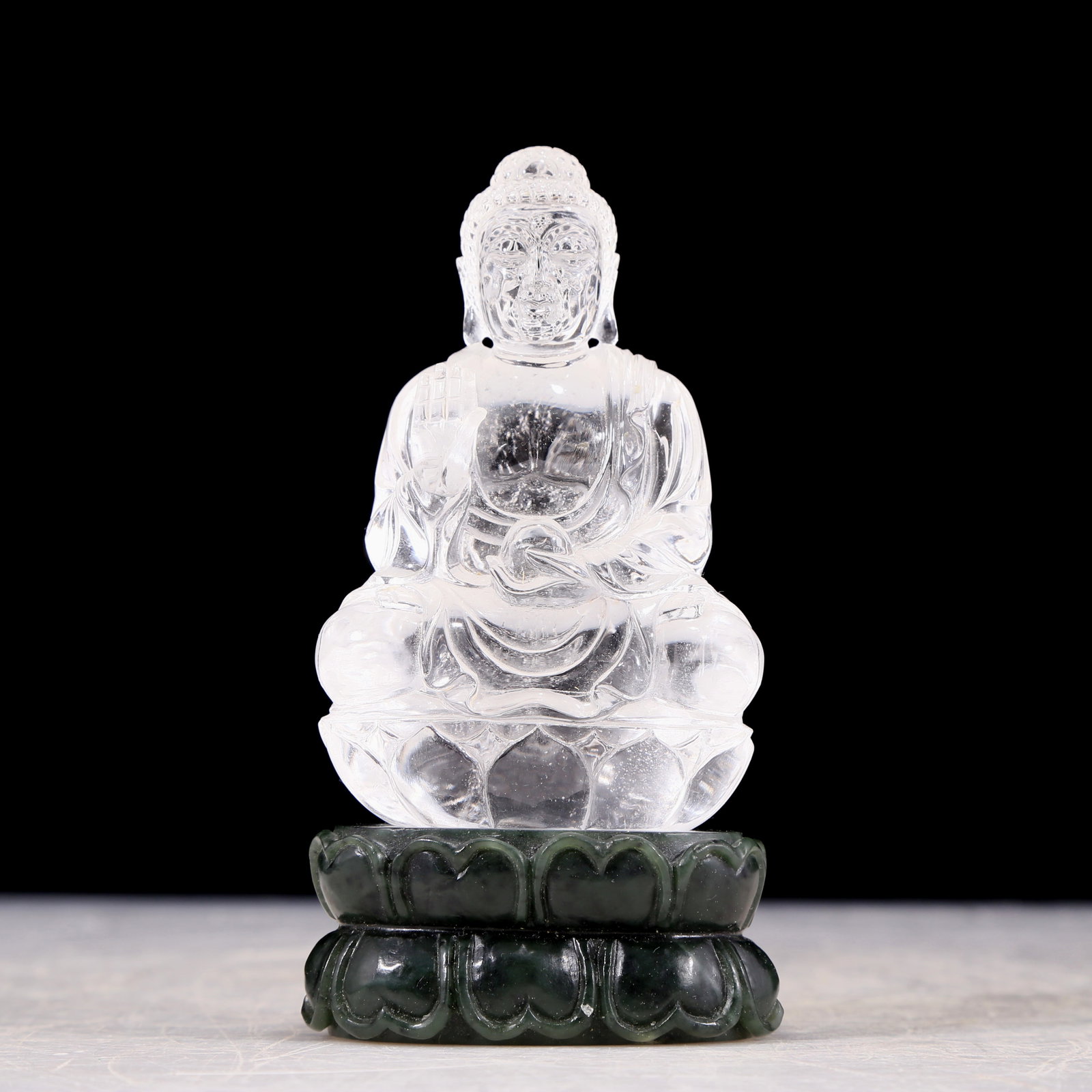 A beautiful crystal statue of Gautama Buddha: An exquisite crystal statue of Gautama Buddha with a jasper base,Qing Dynasty, China. Jade exhibits delicate, delicate, warm and lustrous qualities. The craftsmanship is flawless, the design is exquis