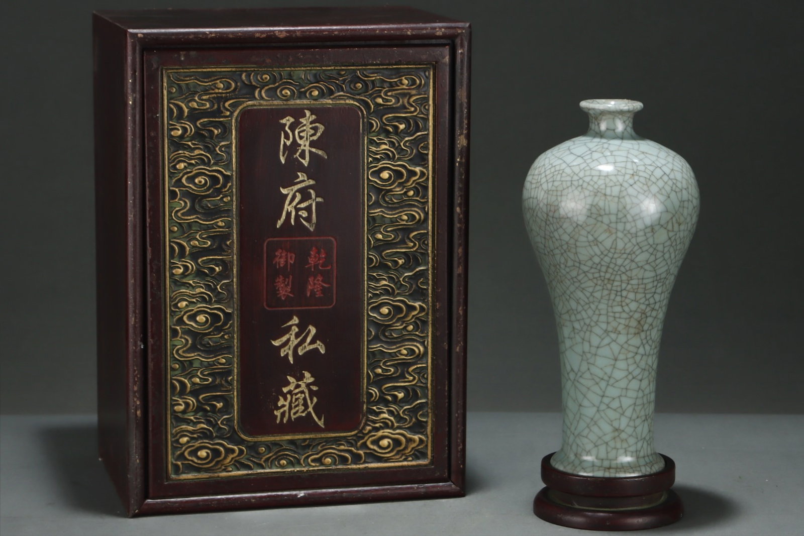 An Exquisite Guan yao Vase,with an Imperial Poem by Emperor Qianlong: An Exquisite Guan yao Vase,with an Imperial Poem by Emperor Qianlong,Song Dynasty, China,Size:10.6inx5in 