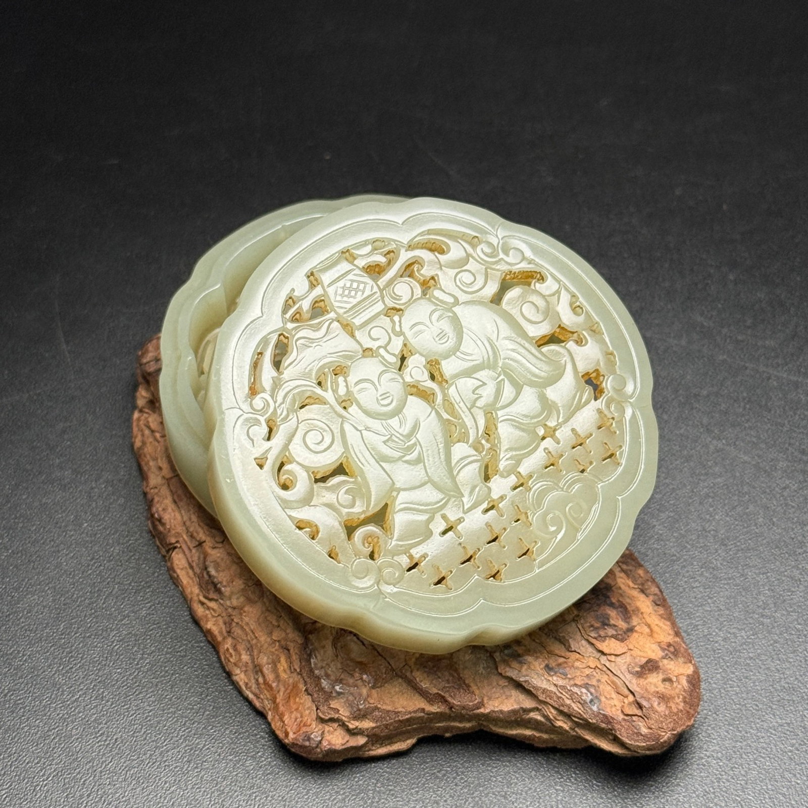 An Exquisite White Jade Figure Pattern Box with Cover: An Exquisite White Jade Figure Pattern Box with Cover,Qing Dynasty,China,Size:2.3inx0.9in,Weight:89g 白玉人物纹盖盒,中国清代