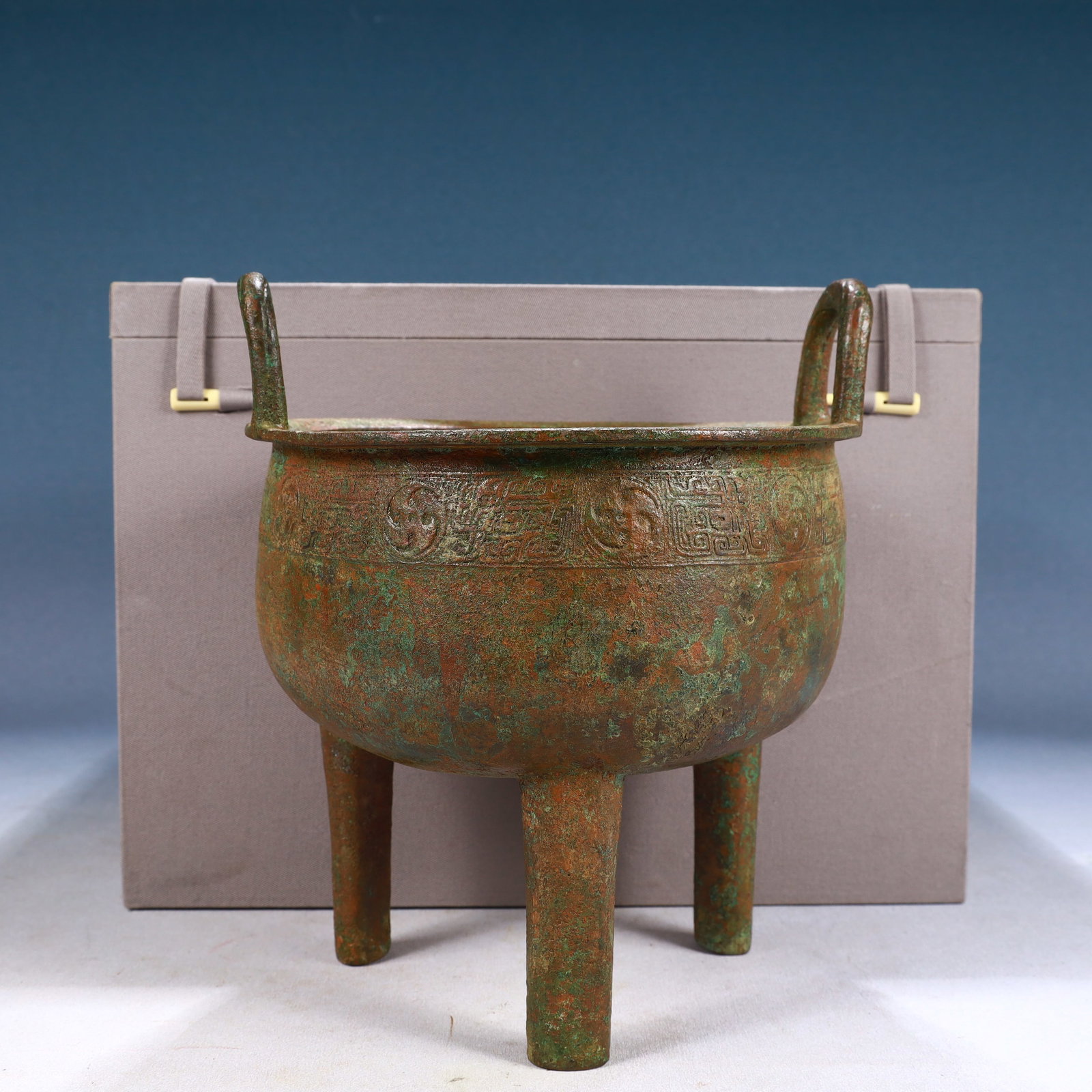 An Archaic Bronze Double-Ears and Tripod Censer: An Archaic Bronze Double-Ears and Tripod Censer,Qing Dynasty, China,Size:7.9inx7.5inx9.4in,Weight:2250g 青铜双耳三足香炉,中国清代