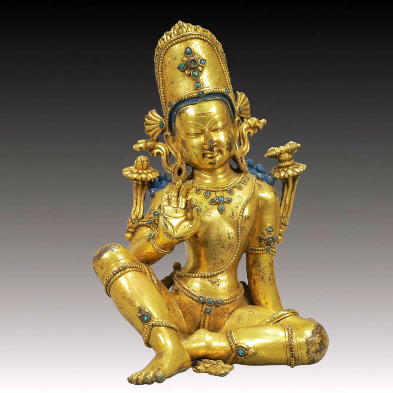 A Solemn Gilt Bronze Statue of Avalokitesvara,Inlaid Turquoise: A Solemn Gilt Bronze Statue of Avalokitesvara,Inlaid Turquoise,Ming Dynasty, China,Size:7.9inx6.7inx11.4in,Weight:4450g 铜鎏金观音像,嵌绿松石
