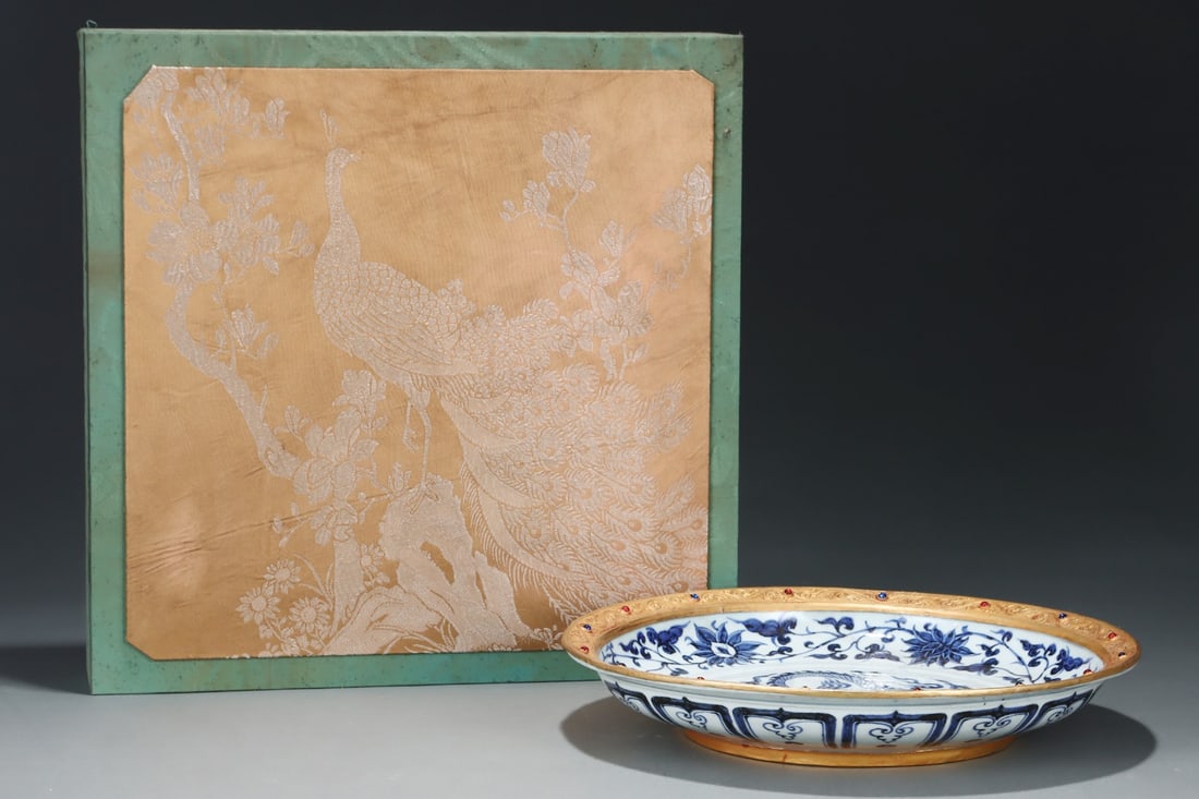 An Exquisite Blue and White Cover with Gold Lotus Pattern Plate,Inlaid Gems: An Exquisite Blue and White Cover with Gold Lotus Pattern Plate,Inlaid Gems,Yuan Dynasty,China,Size:2.2inx12.9in 青花包金缠枝莲纹盘,嵌ऩ