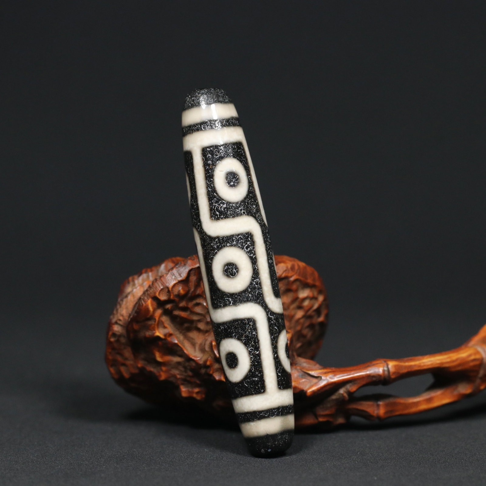 An Exquisite Dzi Bead Pendant: An Exquisite Dzi Bead Pendant,Qing Dynasty,China,Size:3inx0.6in,Weight:28.3g 天珠挂件,中国清代