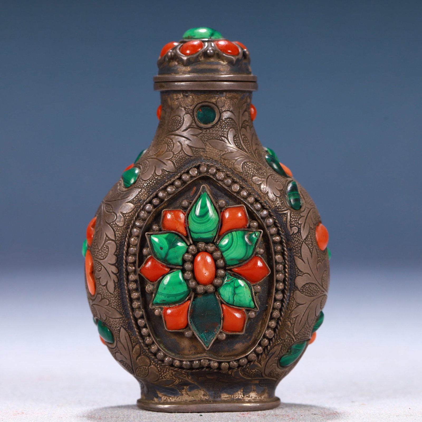 An Exquisite Cloisonne Flower Pattern Snuff Bottle,Inlaid Gems: An Exquisite Cloisonne Flower Pattern Snuff Bottle,Inlaid Gems,Qing Dynasty,China 景泰蓝花卉纹鼻烟壶,嵌宝石
