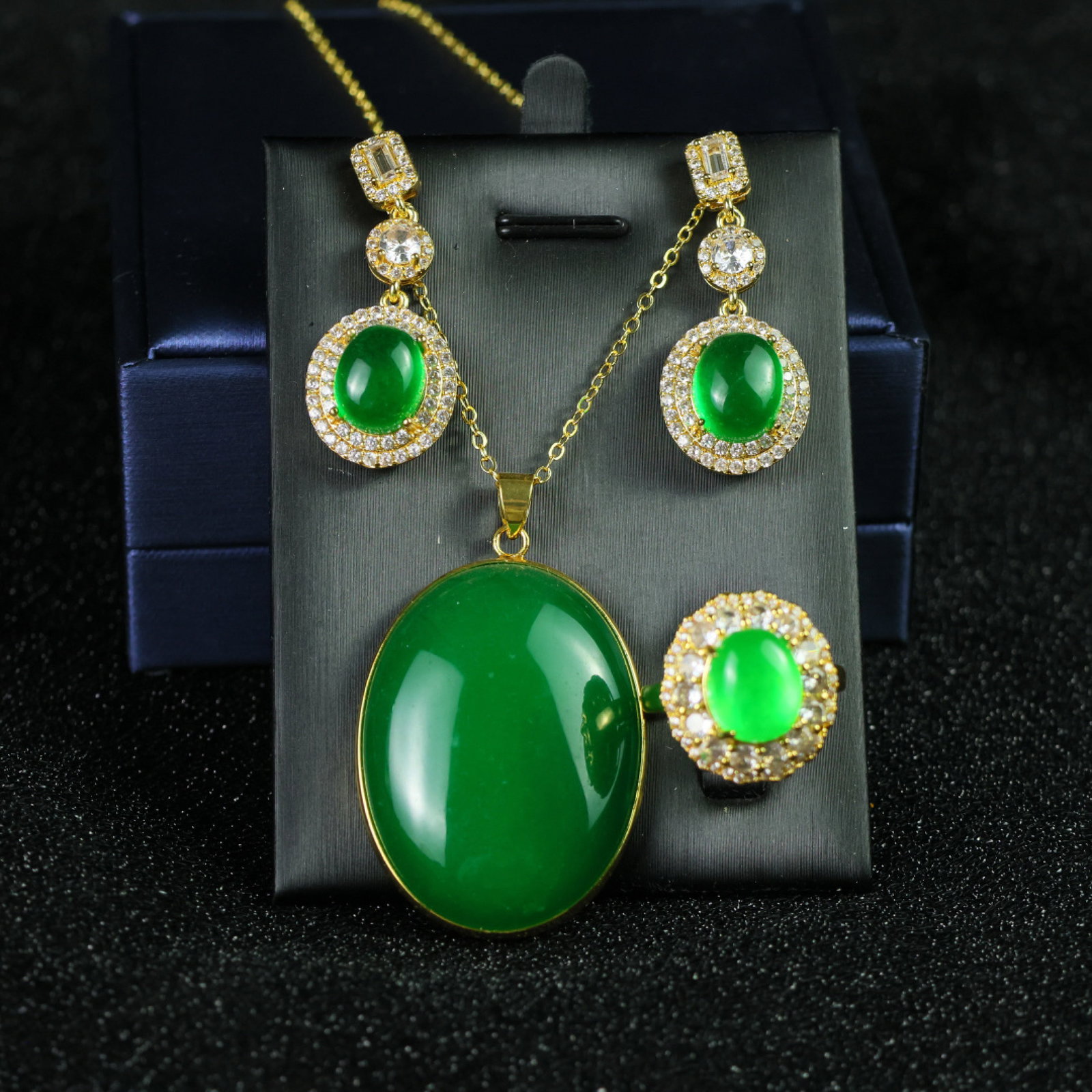 A Set of Fine Jewelry: A Set of Fine Jewelry 一套精美的首饰