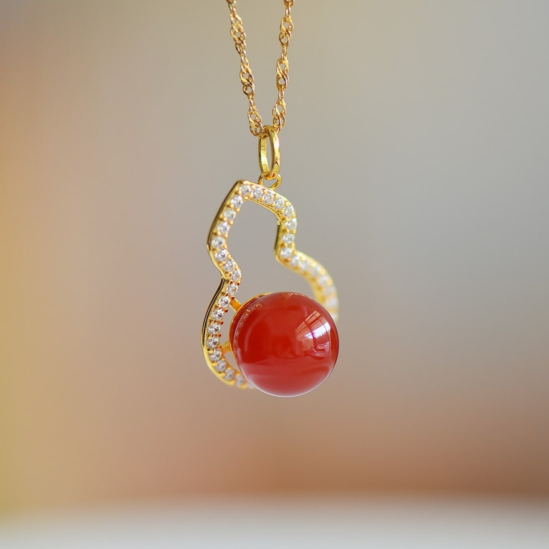 An Exquisite Sterling Silver-Gold Plated Inlaid Agate Gourd Pendant,Inlaid Diamond: An Exquisite Sterling Silver-Gold Plated Inlaid Agate Gourd Pendant,Inlaid Diamond,Size:0.4inx0.4in 纯银镀金镶玛瑙葫芦吊坠,嵌