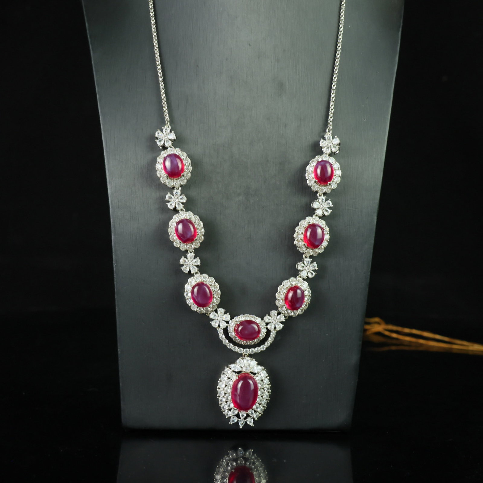 An Exquisite Necklace: An Exquisite Necklace 一个精美的项链