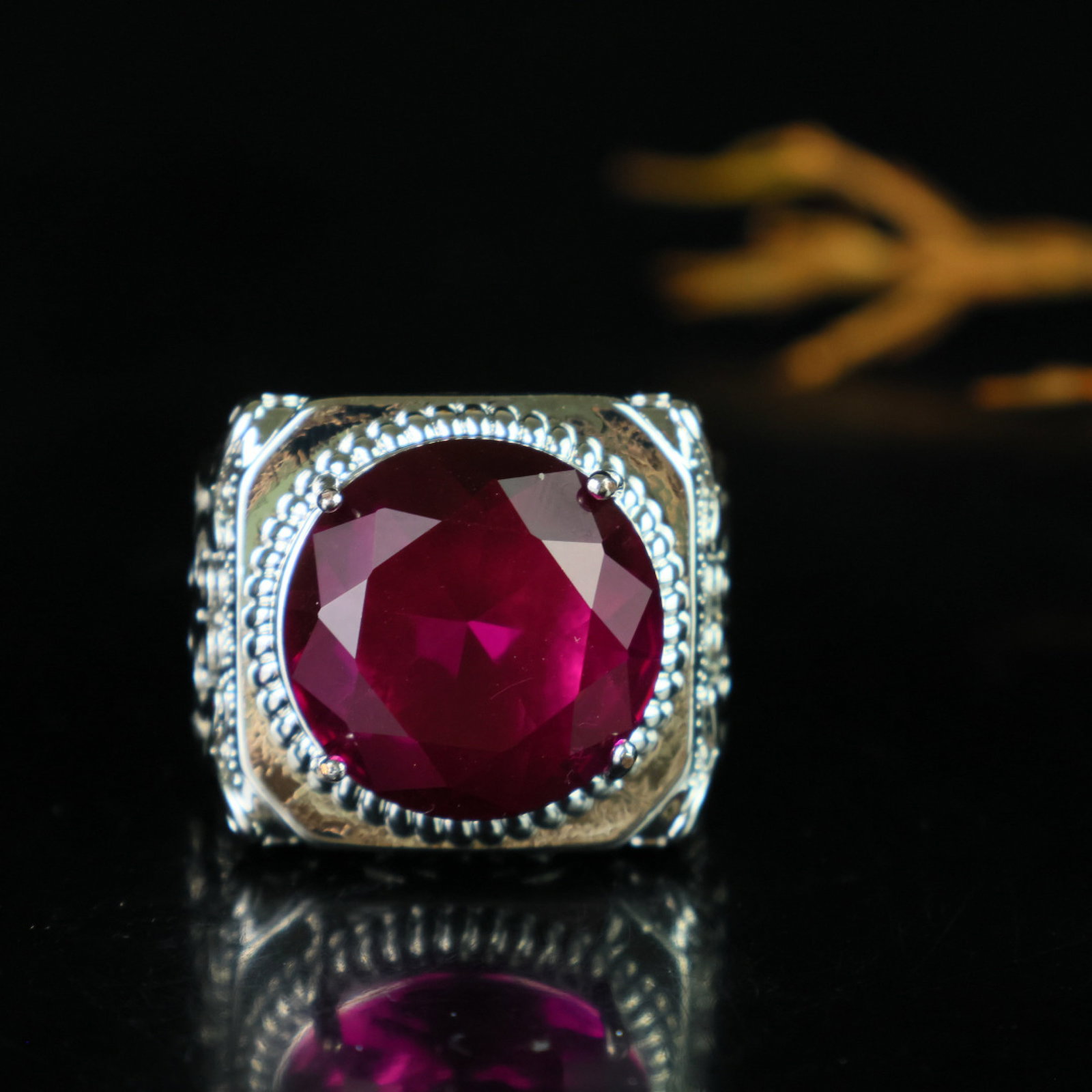 An Exquisite Ring: An Exquisite Ring,Size:0.8inx0.6in 一个精美的戒指