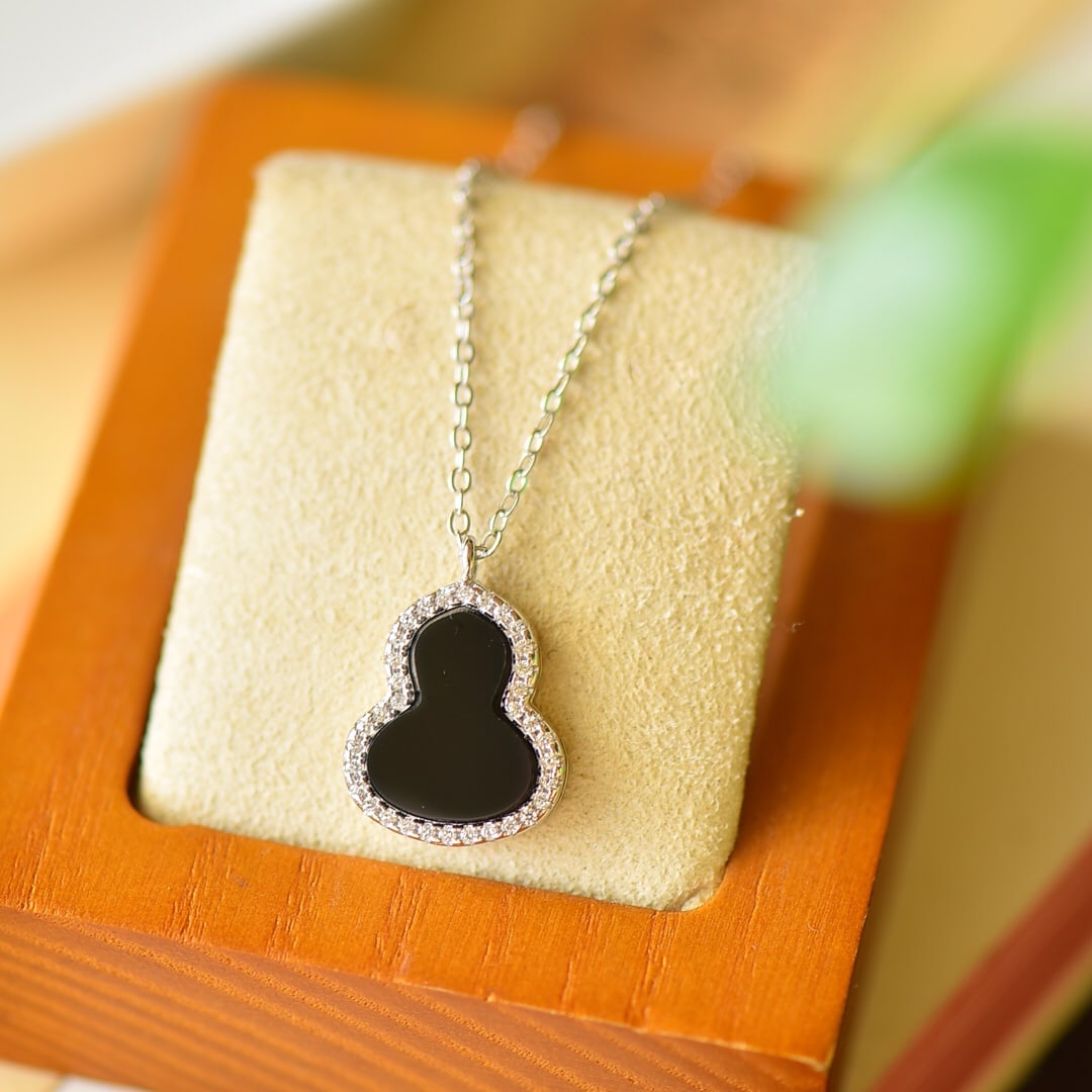 A Pair of Exquisite Sterling Silver Inlaid Black Jade Necklace,Inlaid Diamond: A Pair of Exquisite Sterling Silver Inlaid Black Jade Necklace,Inlaid Diamond,Size:0.5inx0.7in 纯银镶墨玉项链,嵌钻石