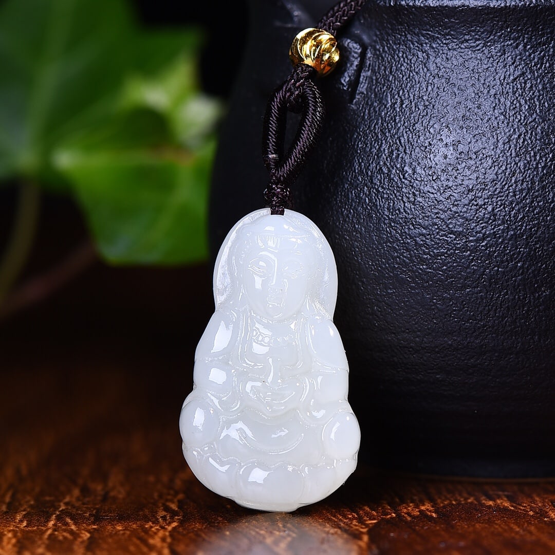 An Exquisite White Jade Statue of Avalokitesvara Pendant: An Exquisite White Jade Statue of Avalokitesvara Pendant,Size:0.5inx1.1in 白玉观音像挂件