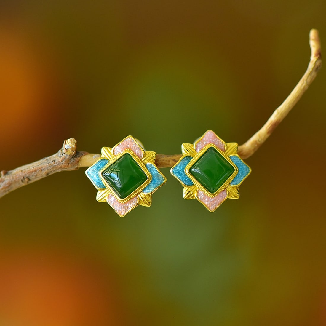 A Pair of Exquisite Sterling Silver-Gold Plated Inlaid Jasper Earrings: A Pair of Exquisite Sterling Silver-Gold Plated Inlaid Jasper Earrings,Size:0.2inx0.2in 一对纯银镀金镶碧玉耳钉