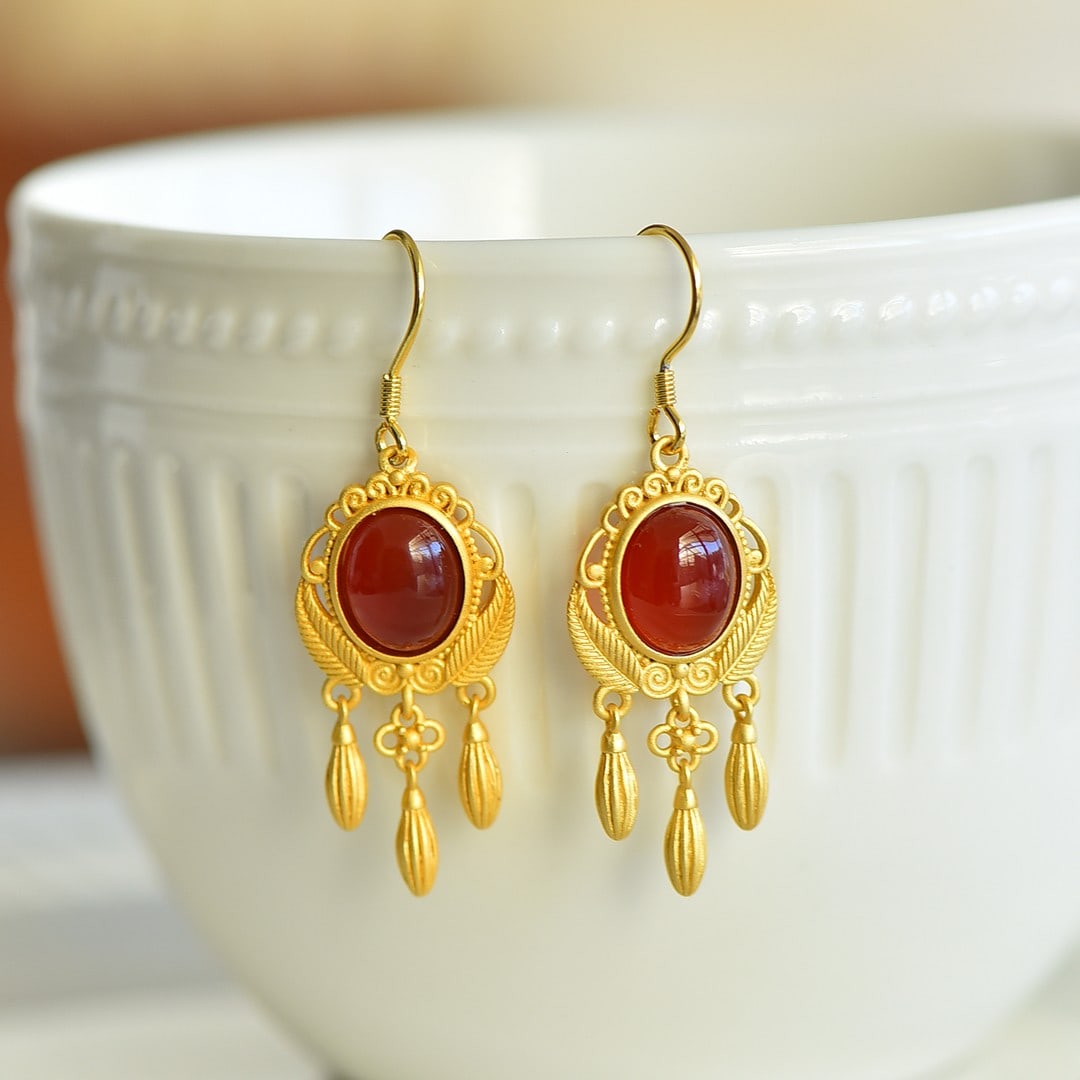 A Pair of Exquisite Sterling Silver-Gold Plated Inlaid Agate Earrings: A Pair of Exquisite Sterling Silver-Gold Plated Inlaid Agate Earrings,Size:0.4inx0.3in 一对纯银镀金镶玛瑙耳环