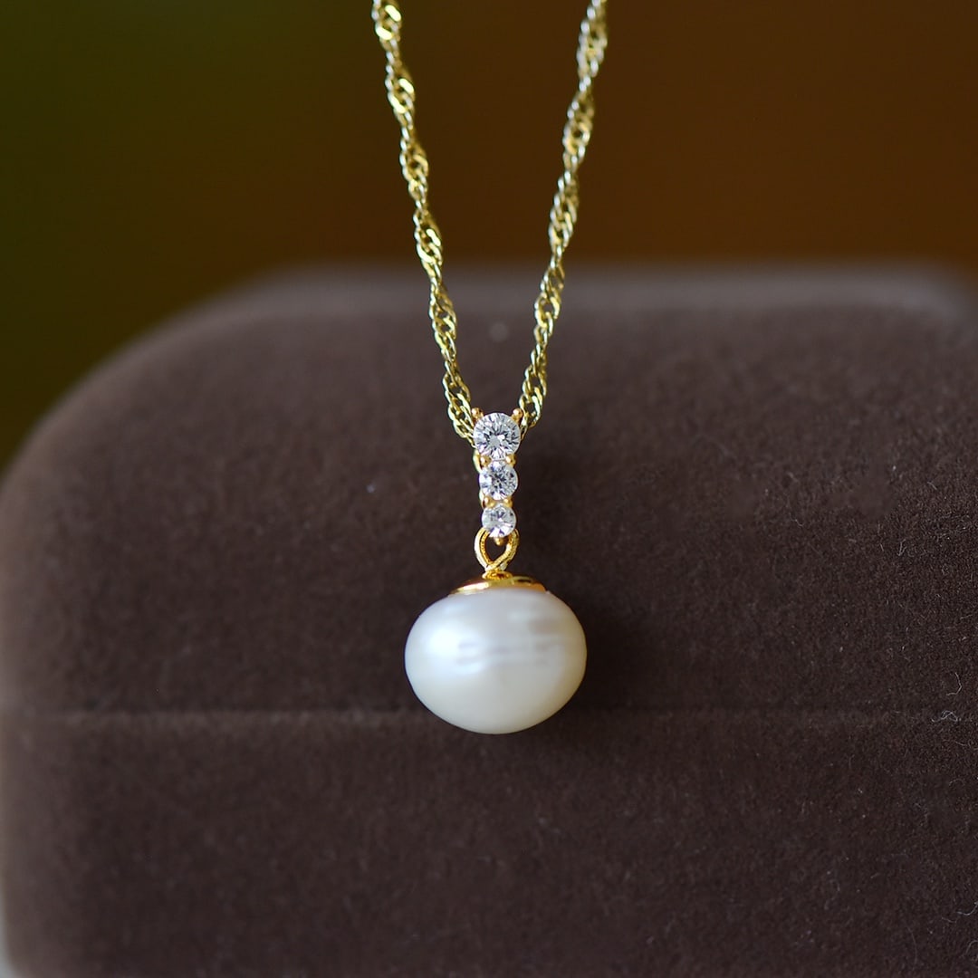 An Exquisite Sterling Silver-Gold Plated Inlaid Pearl Pendant,Inlaid Diamond: An Exquisite Sterling Silver-Gold Plated Inlaid Pearl Pendant,Inlaid Diamond,Size:0.4inx0.4in 纯银镀金镶珍珠项链,嵌钻石
