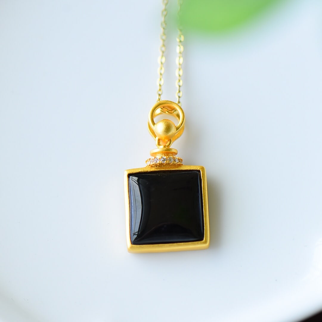 An Exquisite Sterling Silver-Gold Plated Inlaid Black Jade Necklace,Inlaid Diamond: An Exquisite Sterling Silver-Gold Plated Inlaid Black Jade Necklace,Inlaid Diamond,Size:0.6inx1in 纯银镀金镶墨玉项链,嵌钻石
