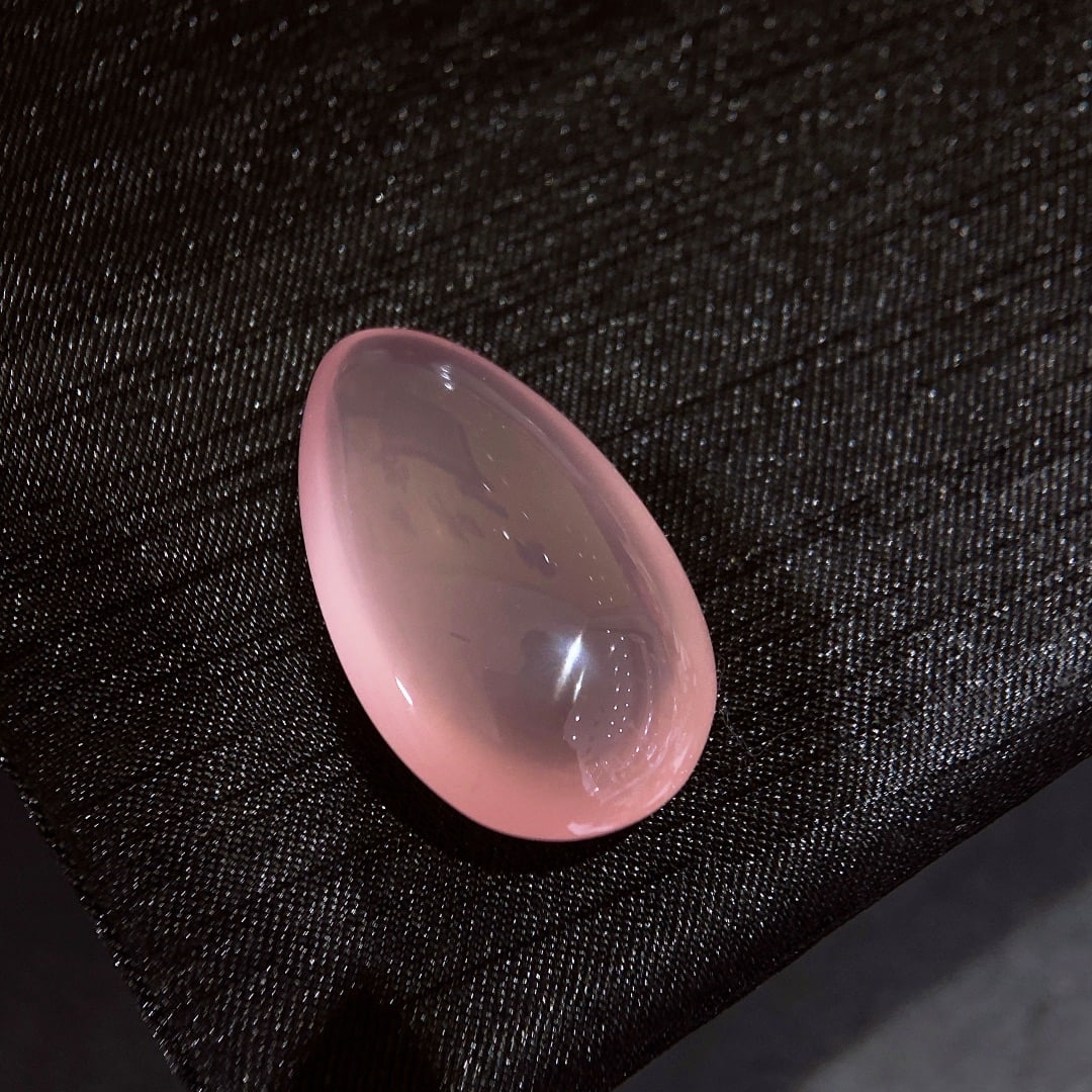 70.85Ctw Natural Crystal Loose: 70.85Ctw Natural Crystal Loose,Size: 1.4inx0.8inx0.6in 70.85Ctw天然水晶裸石