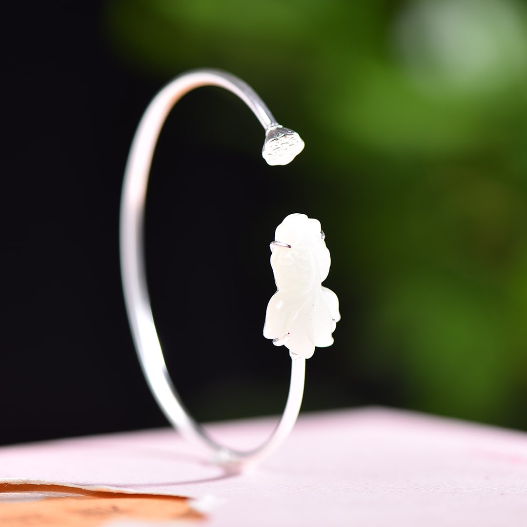 An Exquisite Sterling Silver Inlaid White Jade Bracelets: An Exquisite Sterling Silver Inlaid White Jade Bracelet,Size:0.6inx0.9in 纯银镶白玉手镯