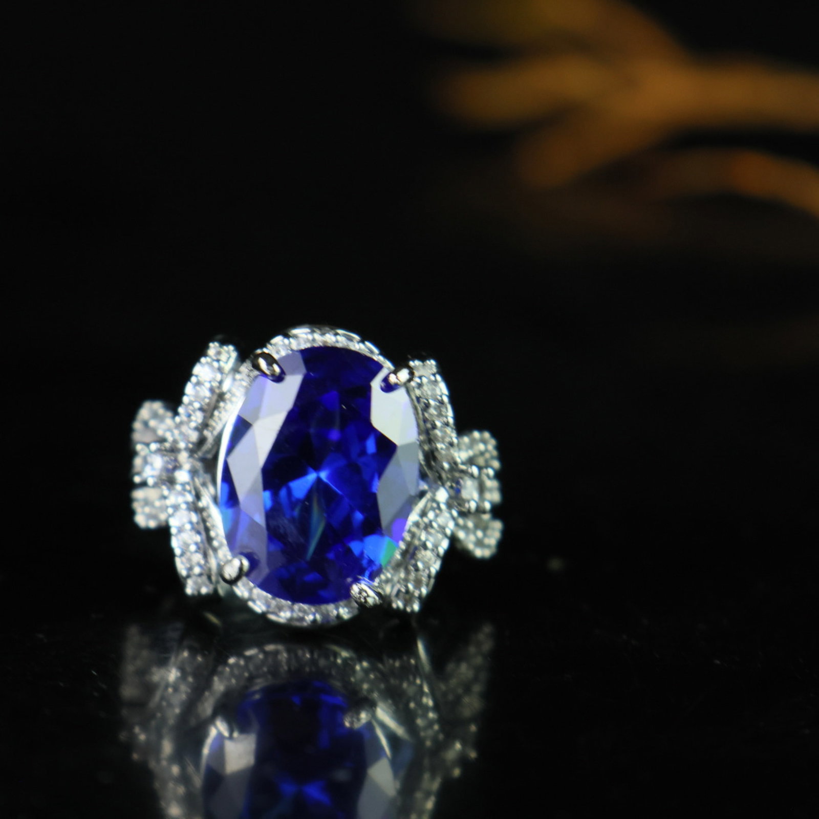 An Exquisite Ring: An Exquisite Ring,Size:0.6inx0.5in 一个精美的戒指