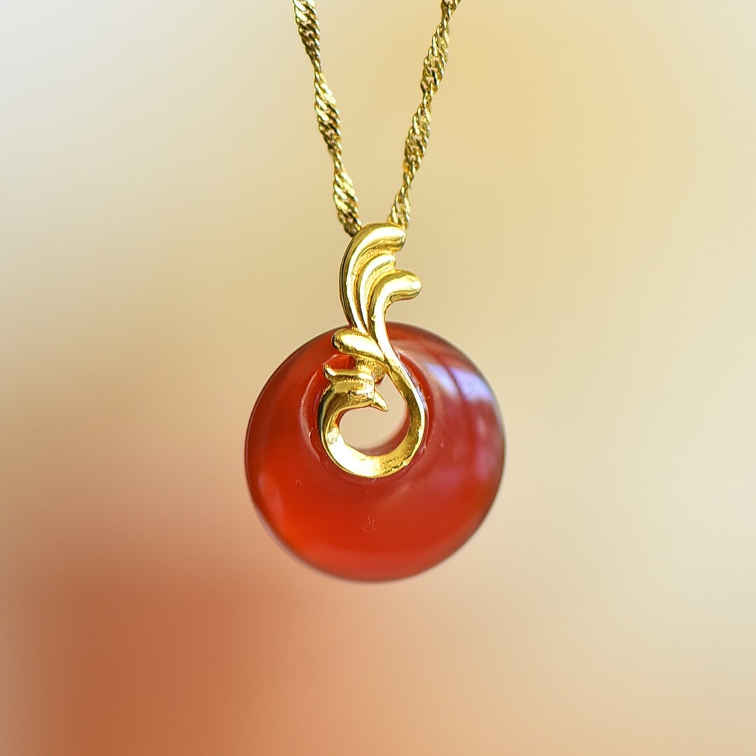 An Exquisite Sterling Silver-Gold Plated Inlaid Agate Pendant: An Exquisite Sterling Silver-Gold Plated Inlaid Agate Pendant 纯银镀金镶玛瑙吊坠