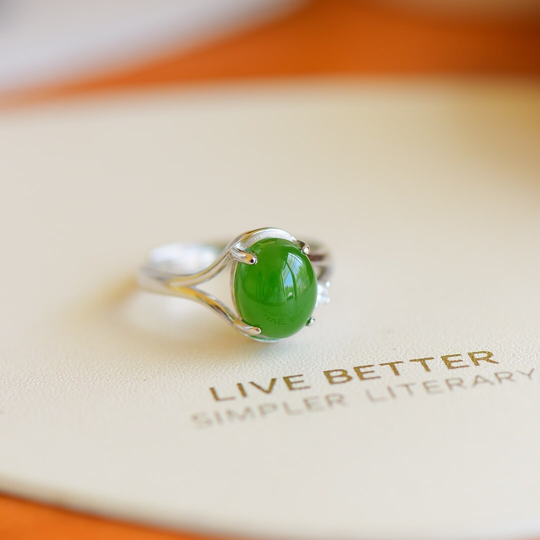 An Exquisite Sterling Silver Inlaid Jasper Ring: An Exquisite Sterling Silver Inlaid Jasper Ring,Size:0.3inx0.4in 纯银镶碧玉戒指