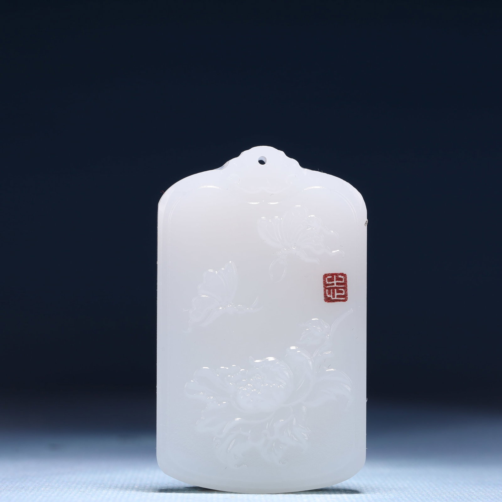 An Exquisite White Jade Flower and Butterfly Pattern Pendant: An Exquisite White Jade Flower and Butterfly Pattern Pendant,Size:1.6inx0.4inx2.4in,Weight:45g 白玉花卉蝴蝶纹牌