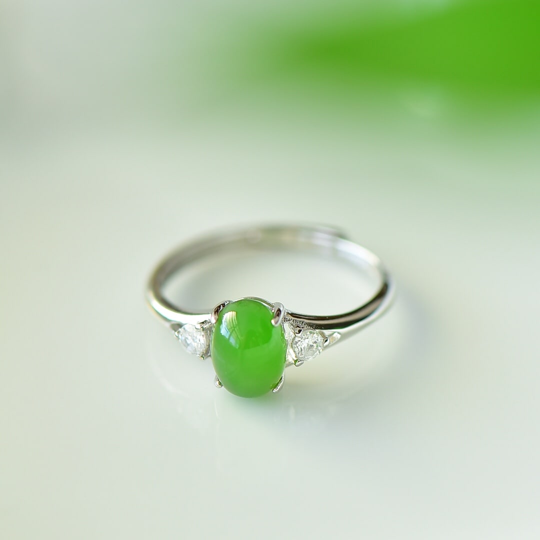 A Pair of Exquisite Sterling Silver Inlaid Jasper Ring,Inlaid Diamond: A Pair of Exquisite Sterling Silver Inlaid Jasper Ring,Inlaid Diamond,Size:0.2inx0.3in 纯银镶碧玉戒指,嵌钻石