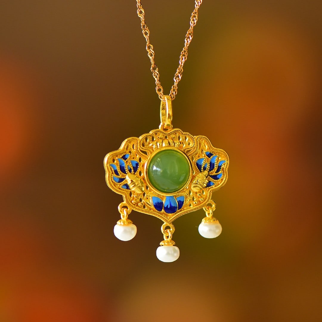 An Exquisite Sterling Silver-Gold Plated Inlaid Jasper Pendant,Inlaid Pearl: An Exquisite Sterling Silver-Gold Plated Inlaid Jasper Pendant,Inlaid Pearl,Size:0.3inx0.3in 纯银镀金镶碧玉吊坠,嵌珍珠