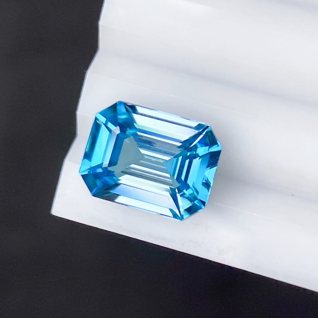 5.63Ctw Natural Zircon Loose: 5.63Ctw Natural Zircon Loose,Size:0.4inx0.3inx0.2in 5.63Ctw天然锆石裸石