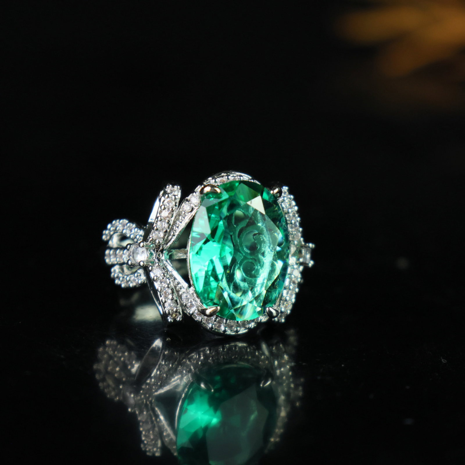 An Exquisite Ring: An Exquisite Ring,Size:0.6inx0.5in 一个精美的戒指