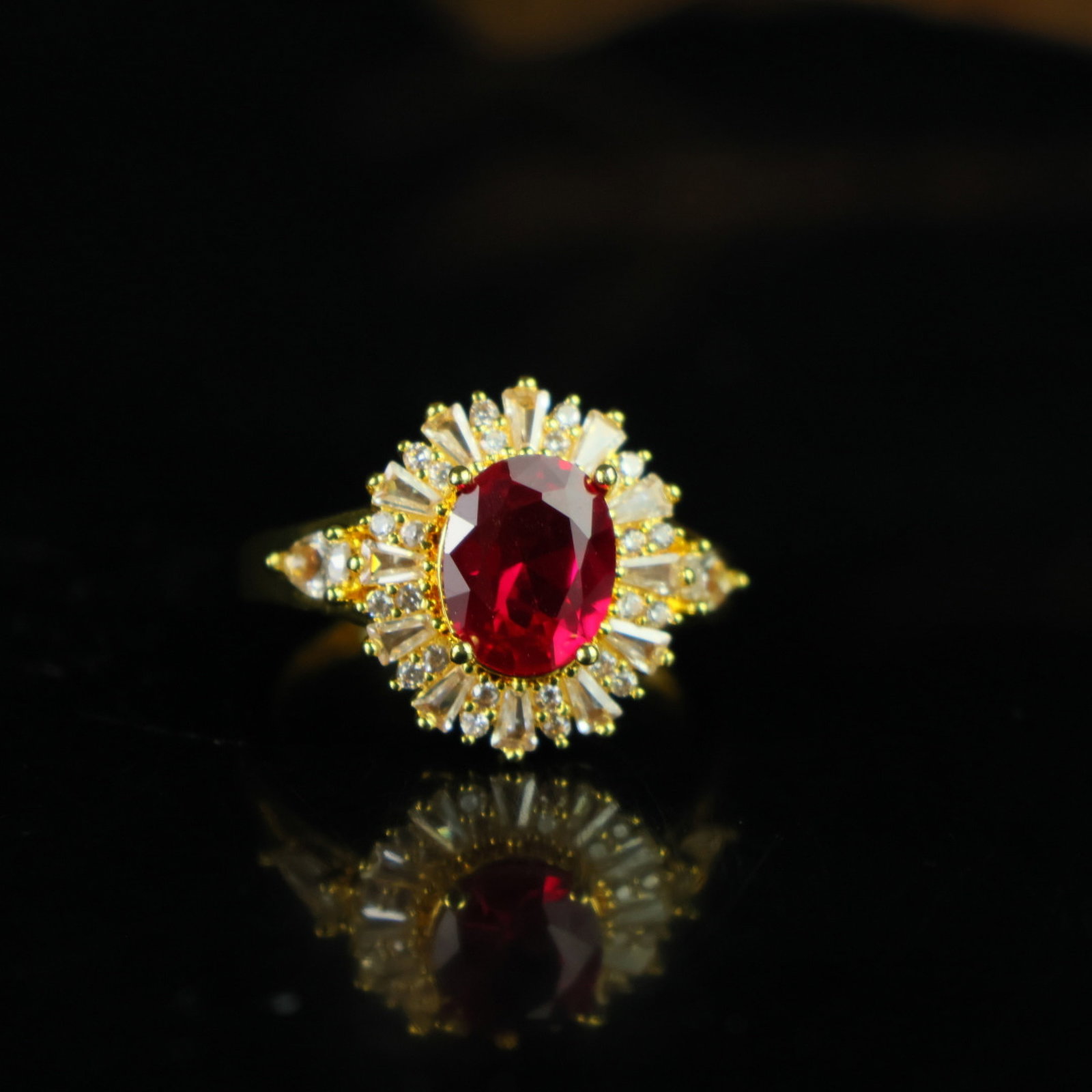 An Exquisite Ring: An Exquisite Ring,Size:0.5inx0.4in 一个精美的戒指