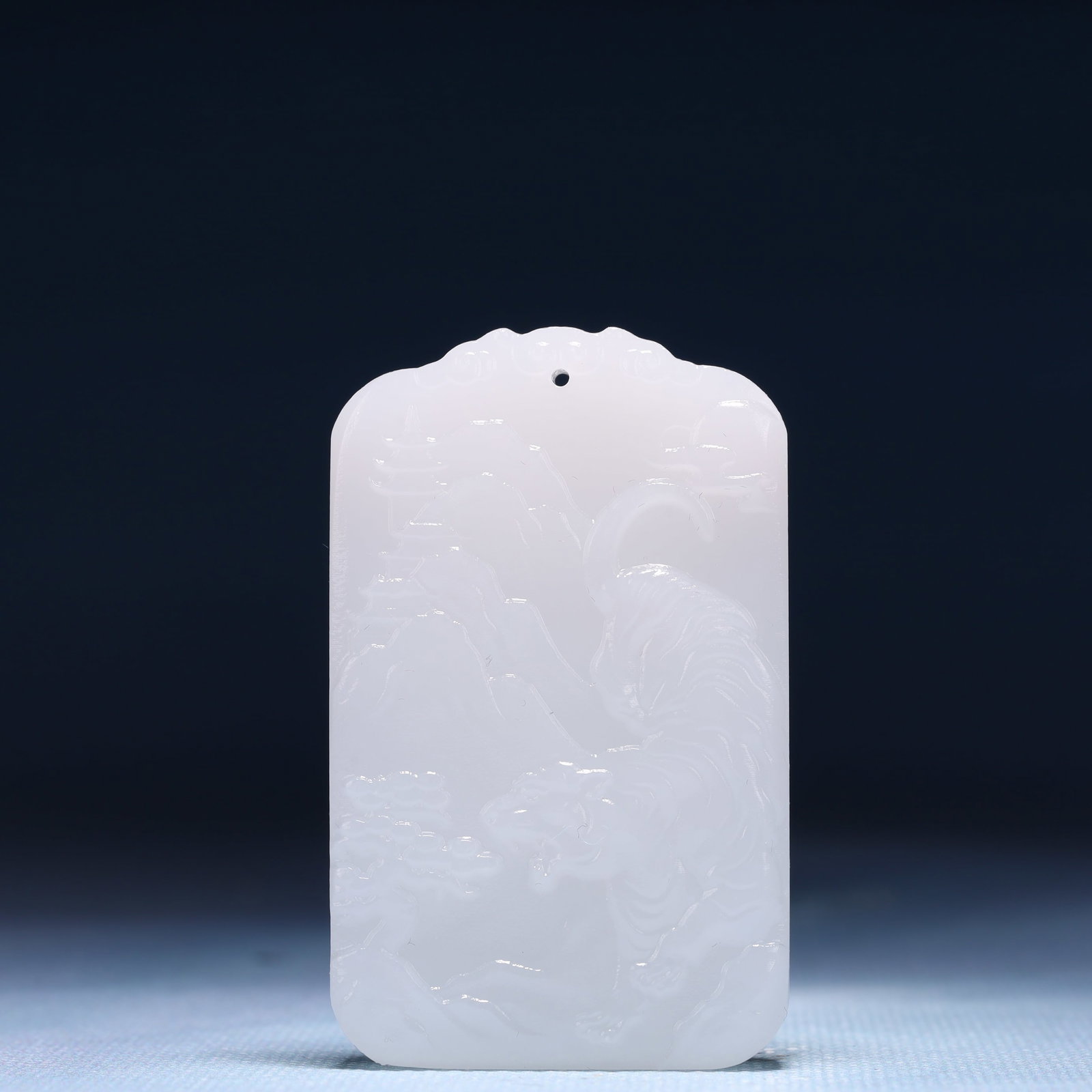 An Exquisite White Jade Tiger Pattern Pendant: An Exquisite White Jade Tiger Pattern Pendant,Size:1.6inx0.4inx2.4in,Weight:61g 白玉虎纹牌