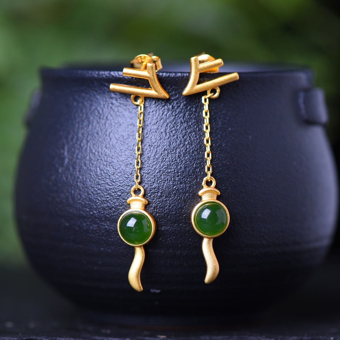 A Pair of Exquisite Sterling Silver-Gold Plated Inlaid Jasper Earrings: A Pair of Exquisite Sterling Silver-Gold Plated Inlaid Jasper Earrings,Size:0.2inx0.2in 一对纯银镀金镶碧玉耳环