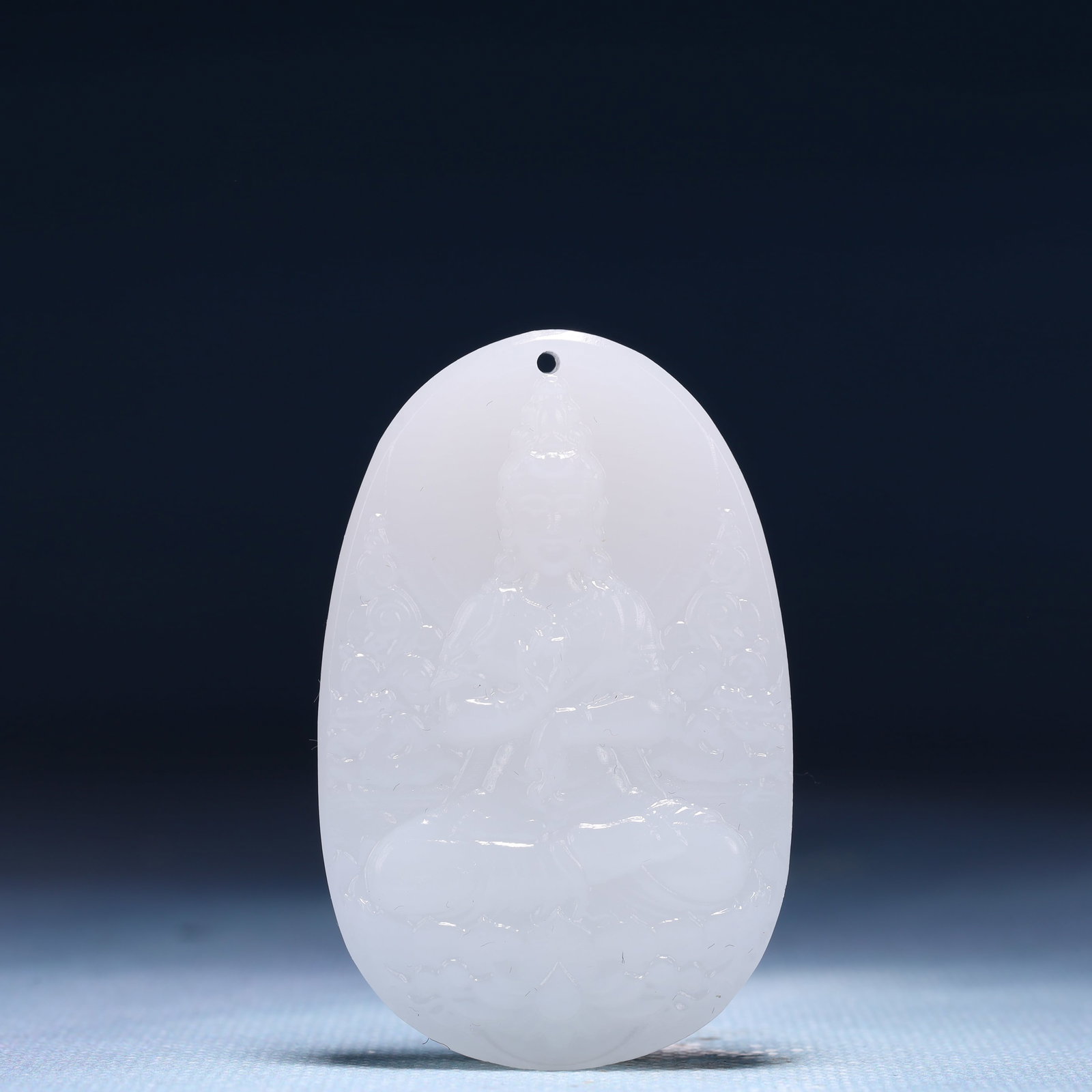 An Exquisite White Jade Statue of Avalokitesvara Pendant: An Exquisite White Jade Statue of Avalokitesvara Pendant,Size:1.6inx0.4inx2.2in,Weight:40g 白玉观音像牌